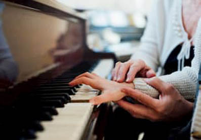 Guru Musik dan Paramedis