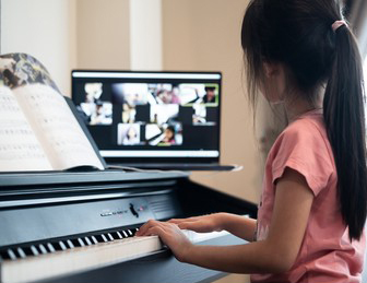 Konsentrasi dalam Belajar Piano